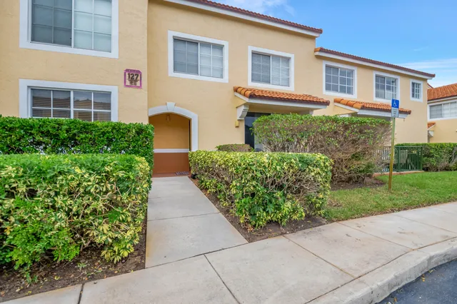 $339,000 | 127 Yacht Club Way, Unit 111, Hypoluxo, FL 33462