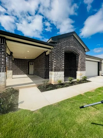 a view of a house with backyard and a garden