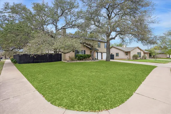 a view of house with garden
