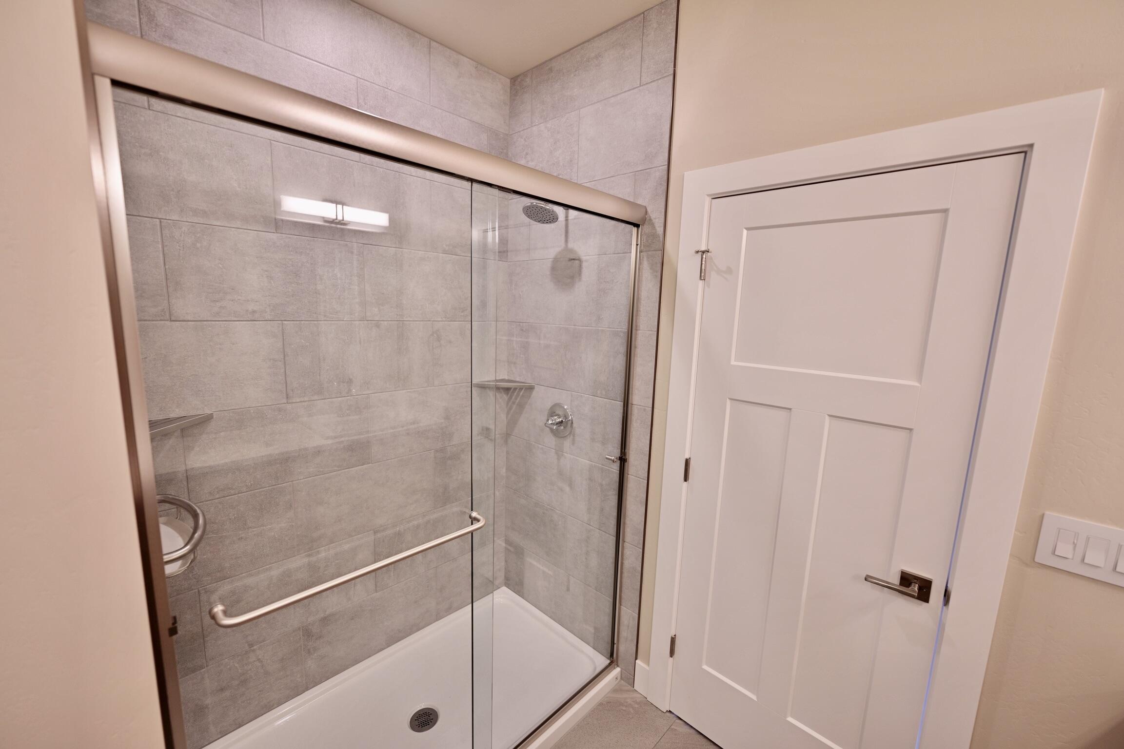 379 Randy Street Ashland, OR 97520 - Photo 16 of 25 primary shower