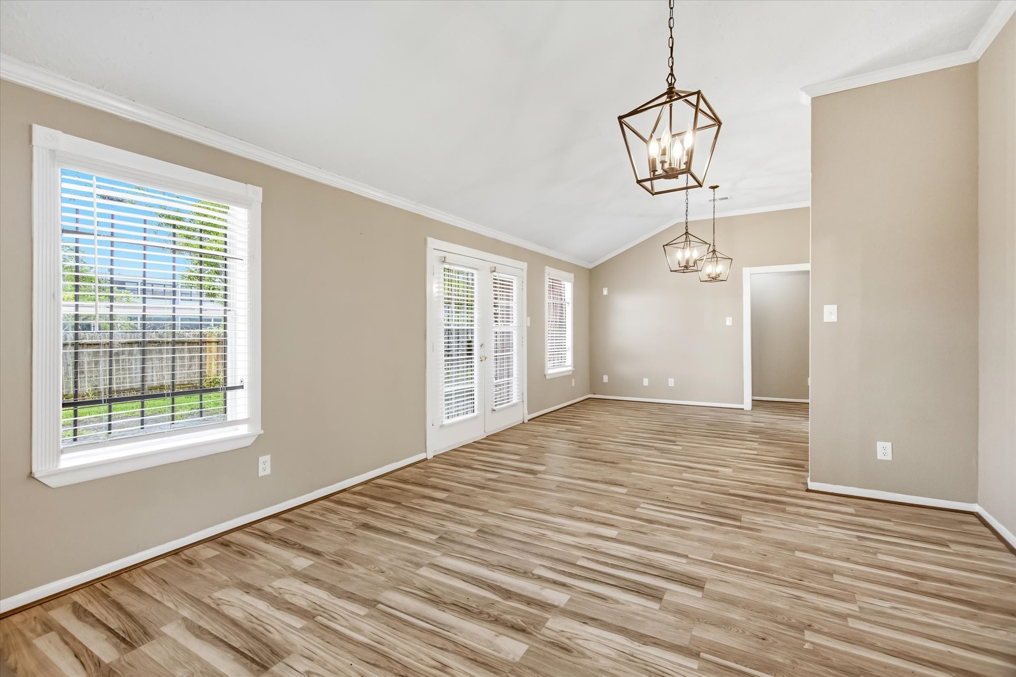 5418 Pershing Street Houston, TX 77033 - Photo 8 of 36