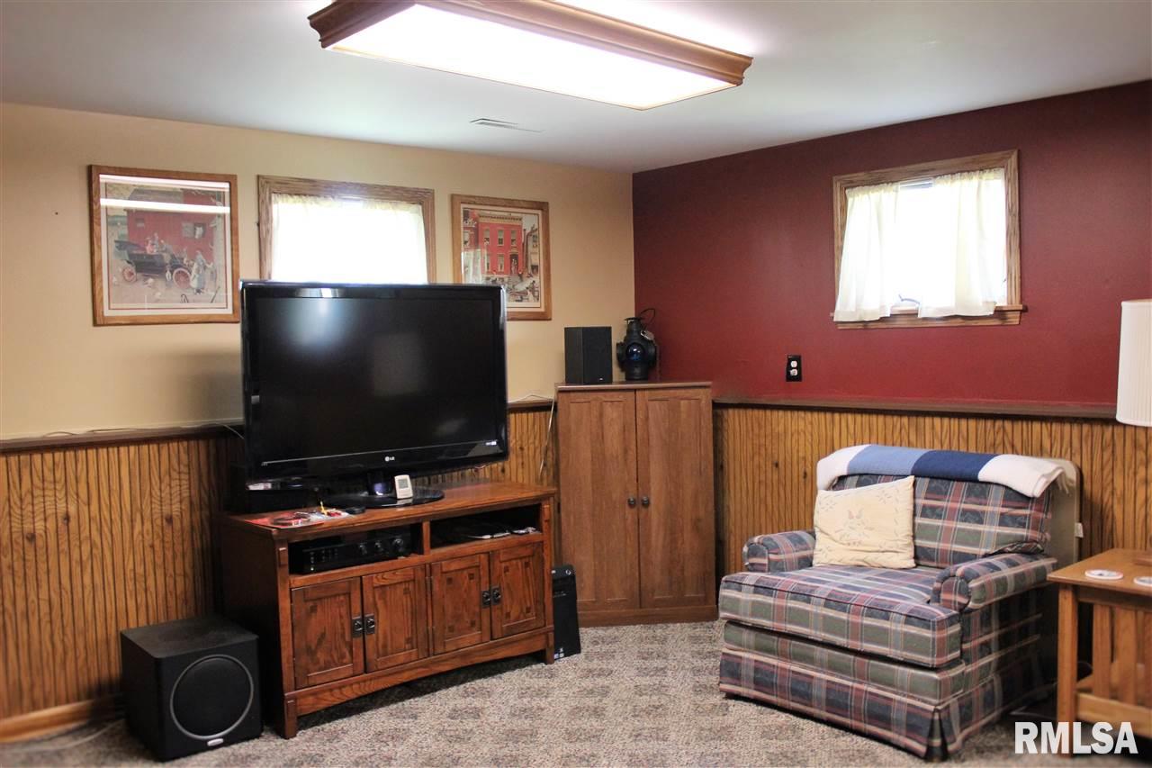 1355 Ridgecrest Drive Clinton, IA 52732 - Photo 11 of 19 Gallery Image 11