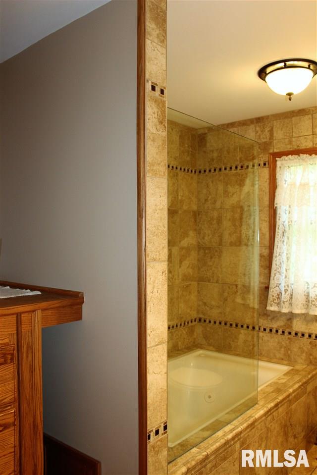 1355 Ridgecrest Drive Clinton, IA 52732 - Photo 8 of 19 Gallery Image 8