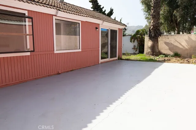 a view of a house with backyard