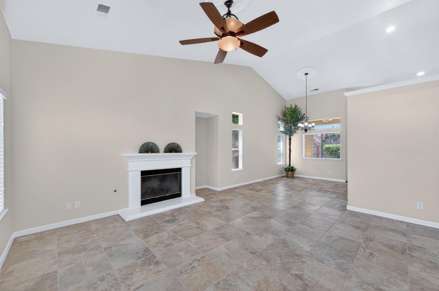 794 Applegate Avenue Clovis, CA 93611 - Photo 5 of 28
