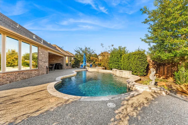 a view of a pathway along the building