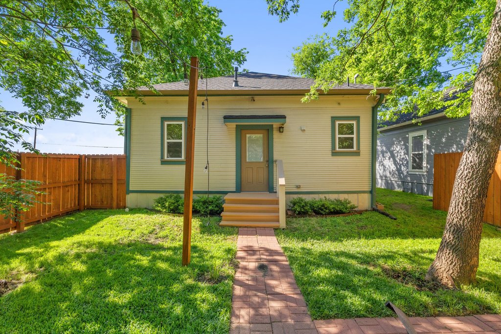 312 West 3rd Street Taylor, TX 76574 - Photo 15 of 33 a front view of a house with garden