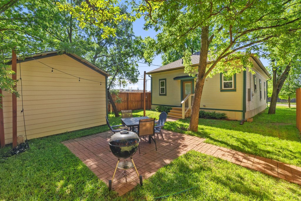 312 West 3rd Street Taylor, TX 76574 - Photo 17 of 33 a view of backyard with a table and chairs and a large tree