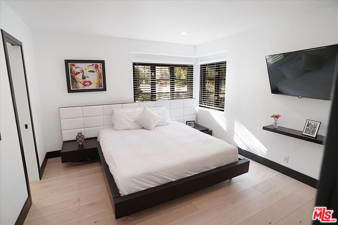 2270 Stradella Road Los Angeles, CA 90077 - Photo 20 of 29 a large white bed in a white room