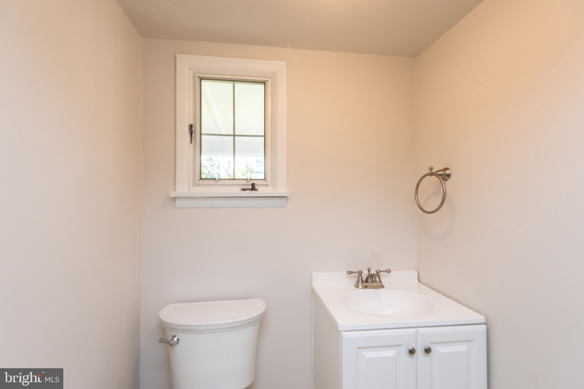 35 Kelinger Road Churchville, PA 18966 - Photo 8 of 31 Powder Room Off Center Hall