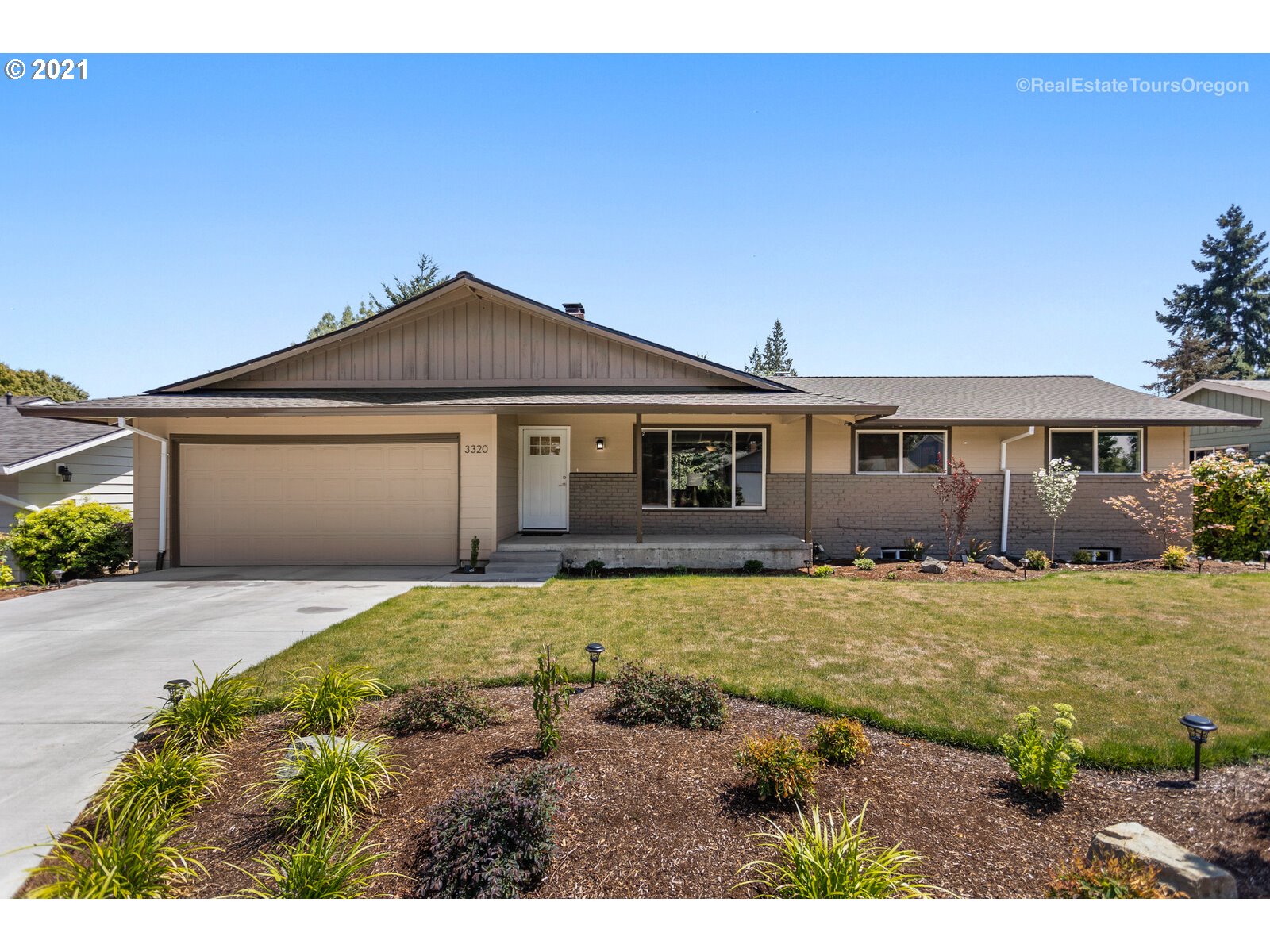 3320 Southwest Ridge Drive Portland, OR 97219 - Photo 1 of 31 Gallery Image 1