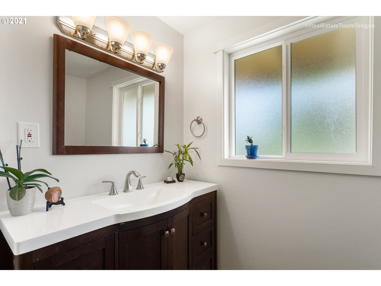 3320 Southwest Ridge Drive Portland, OR 97219 - Photo 14 of 31 Gallery Image 14
