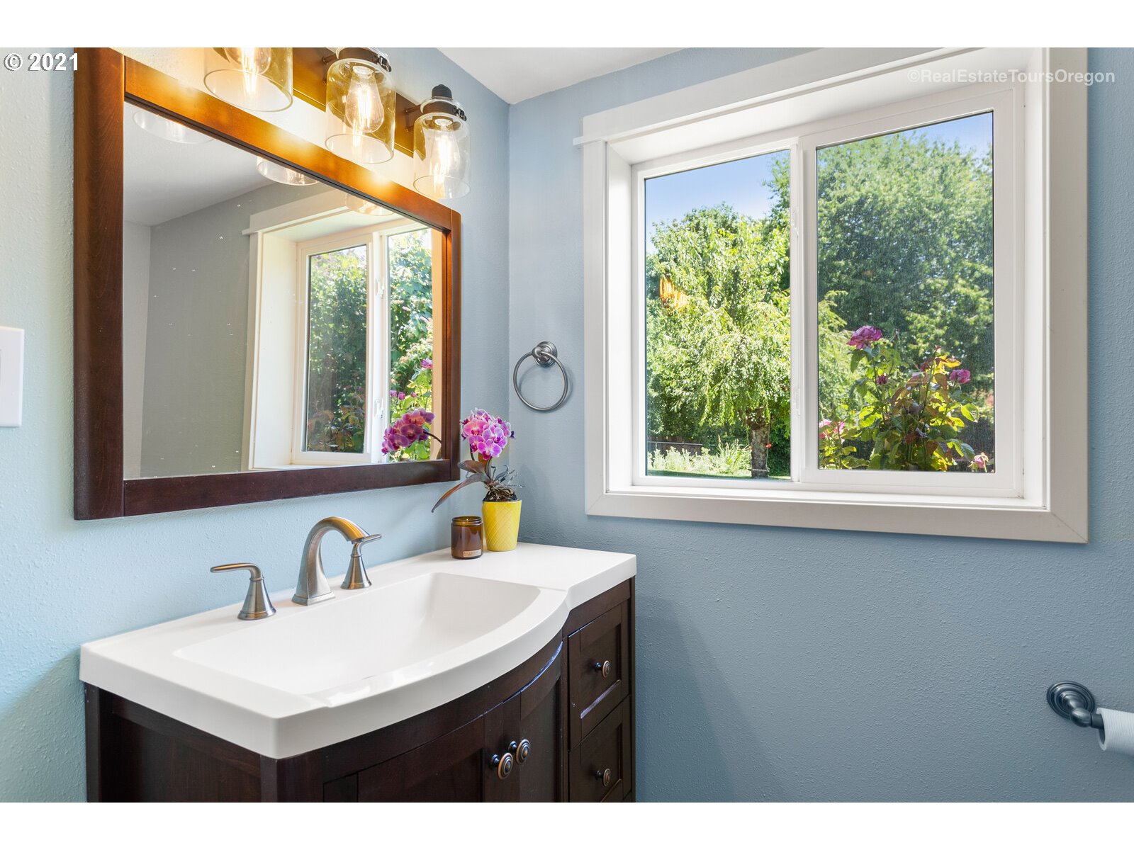 3320 Southwest Ridge Drive Portland, OR 97219 - Photo 19 of 31 Gallery Image 19