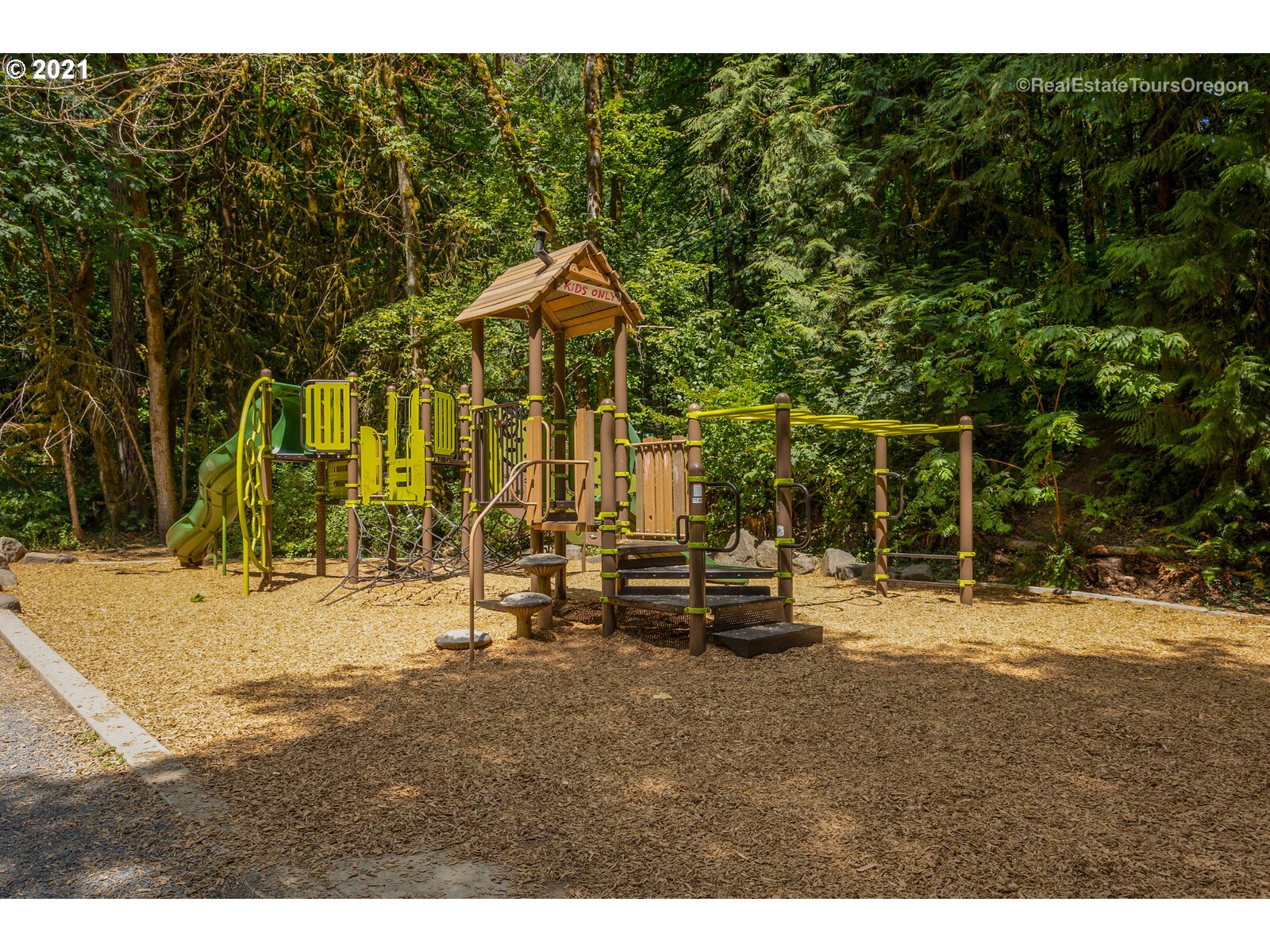 3320 Southwest Ridge Drive Portland, OR 97219 - Photo 30 of 31 Gallery Image 30