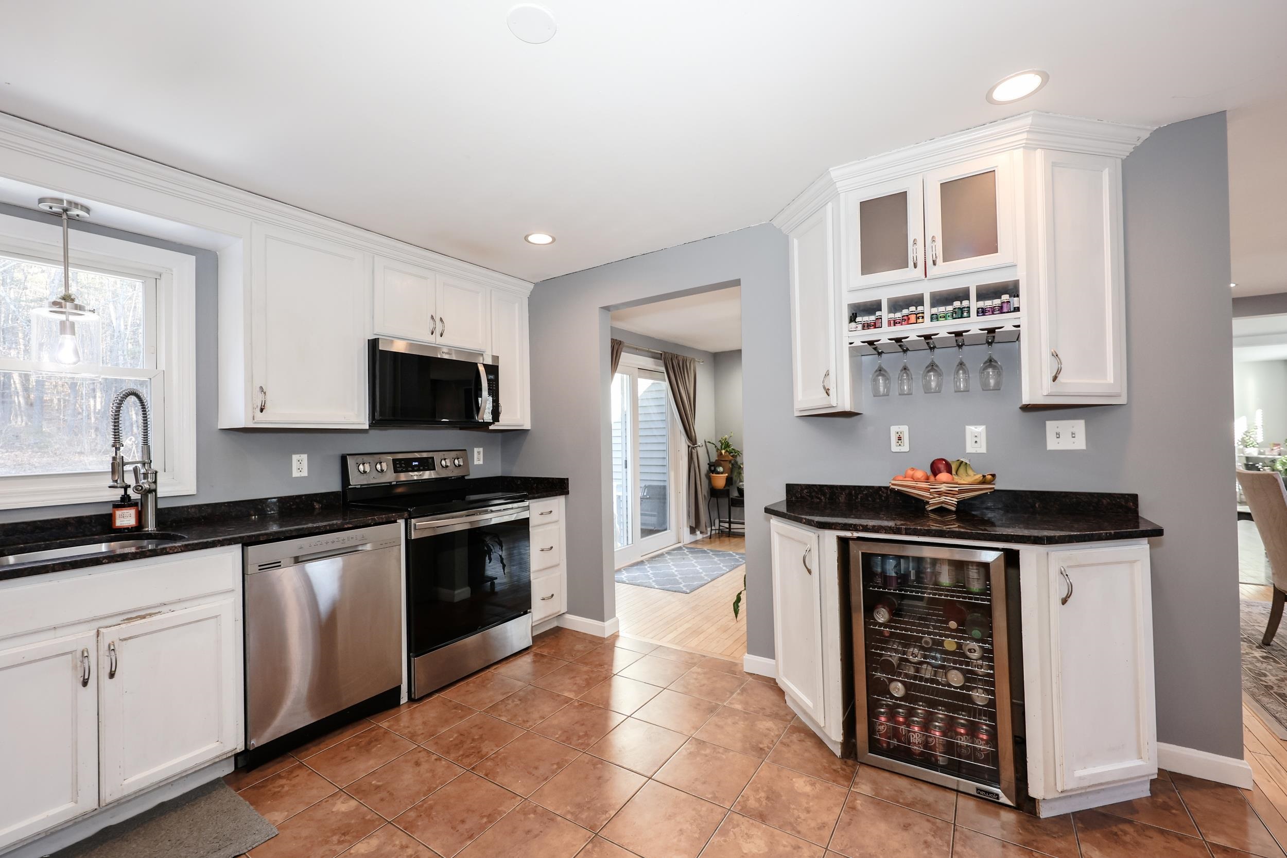 4 Ash Street Londonderry, NH 03053 - Photo 3 of 46