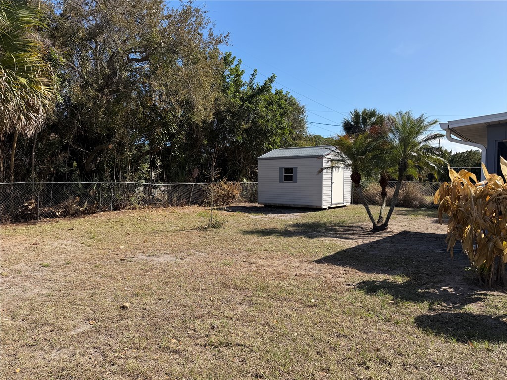 441 Columbus Street Sebastian, FL 32958 - Photo 29 of 35 a backyard of a house with lots of green space