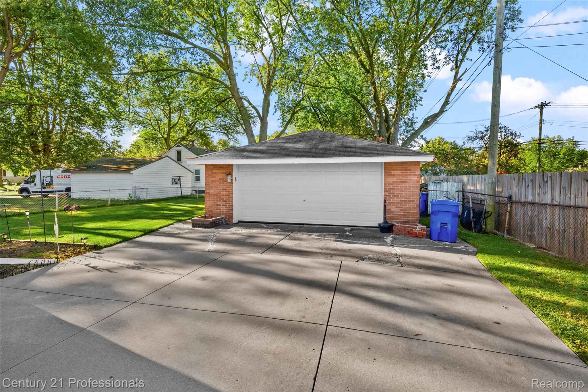 12178 Stephens Road Warren, MI 48089 - Photo 5 of 34 View of detached garage