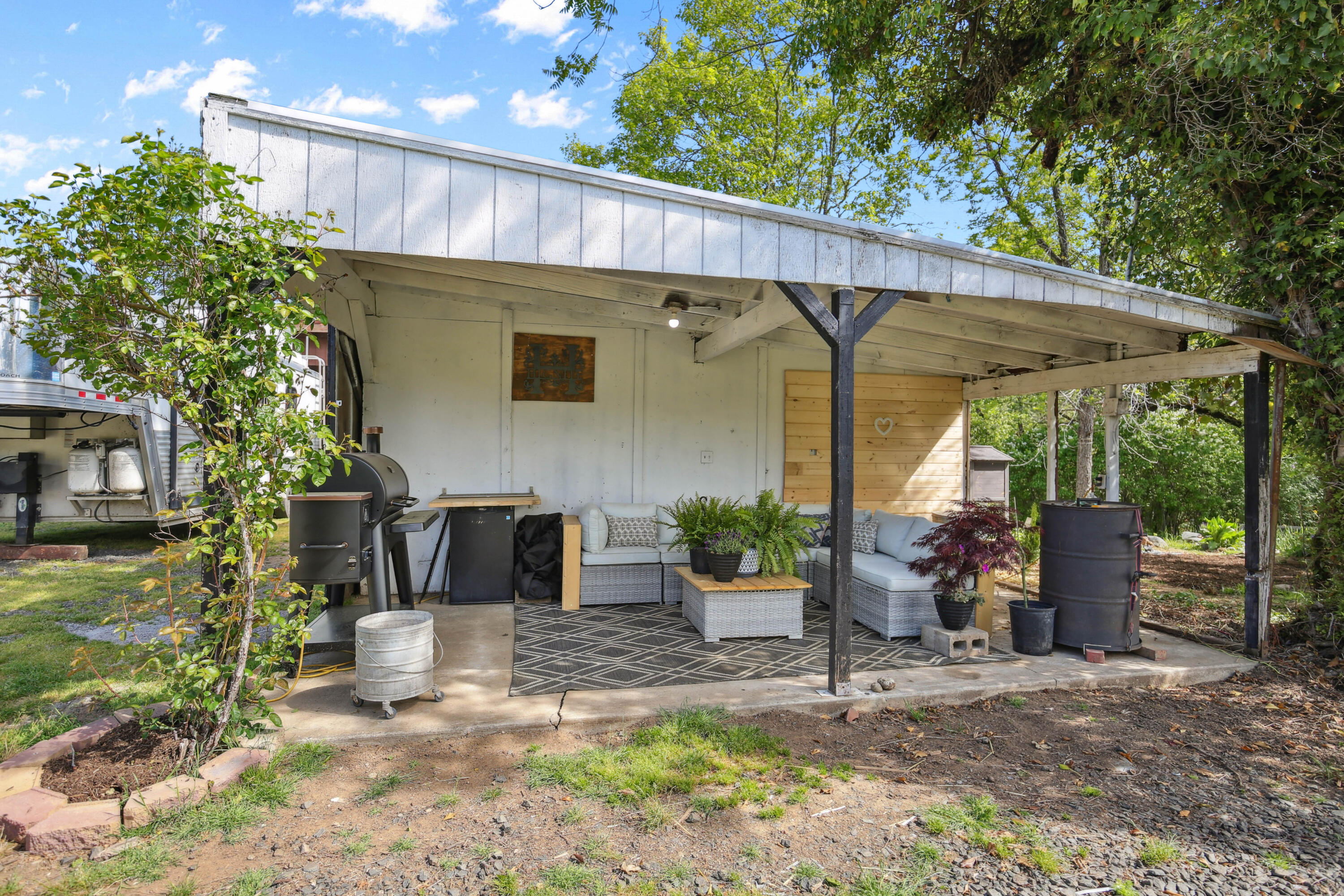 10115 Ramsey Road Gold Hill, OR 97525 - Photo 38 of 54 Outdoor seating area