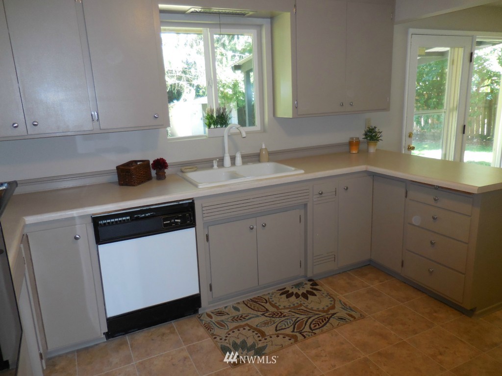 558 Hoquiam Avenue Northeast Renton, WA 98059 - Photo 3 of 21 Gallery Image 3