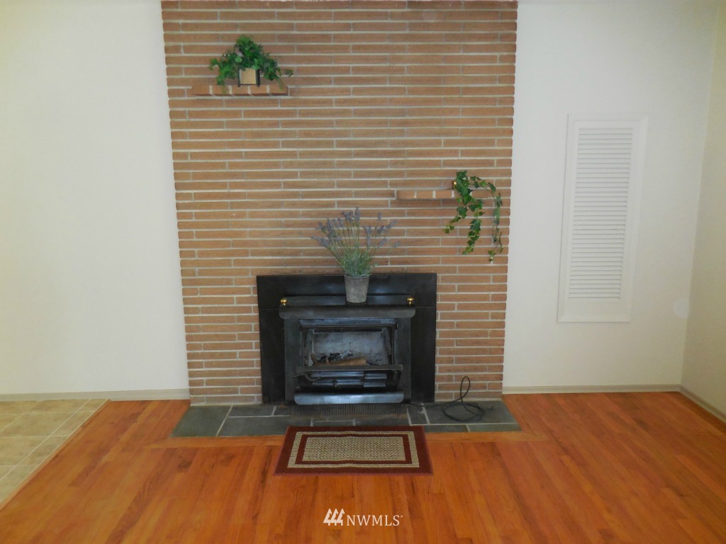 558 Hoquiam Avenue Northeast Renton, WA 98059 - Photo 5 of 21 Gallery Image 5