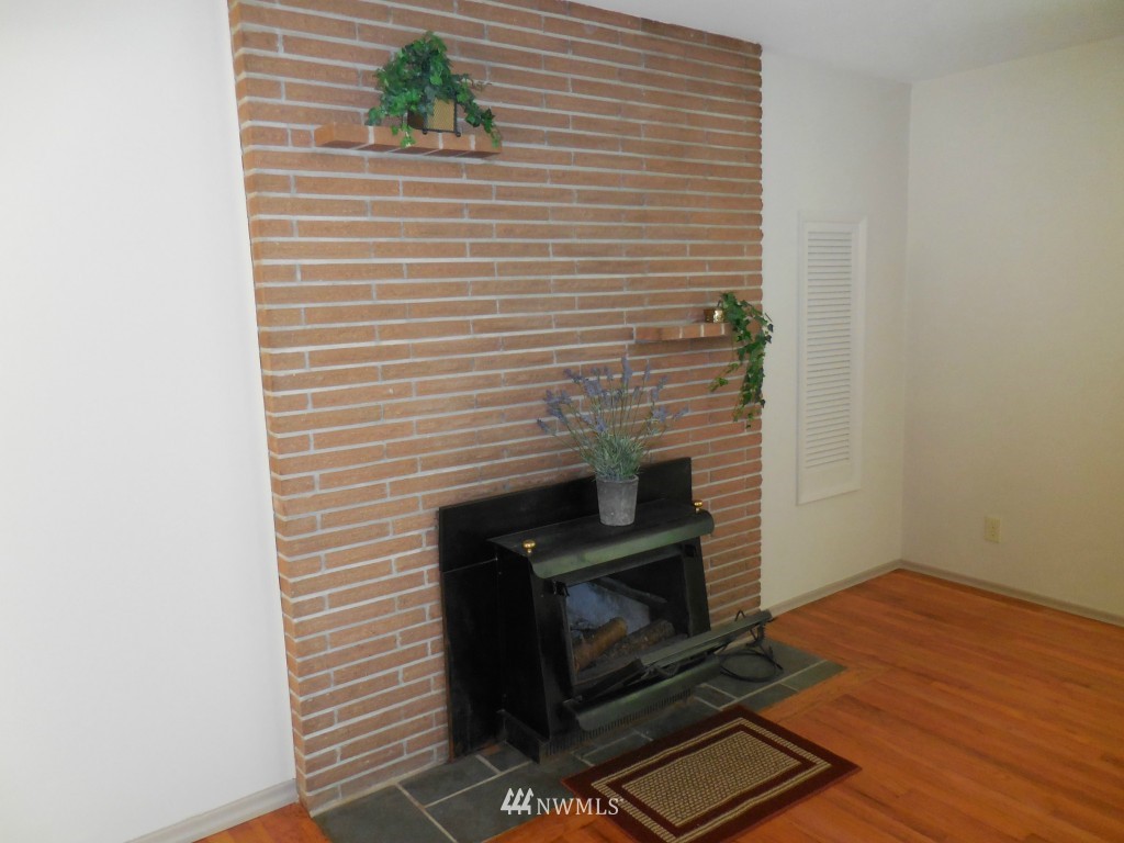558 Hoquiam Avenue Northeast Renton, WA 98059 - Photo 7 of 21 Gallery Image 7