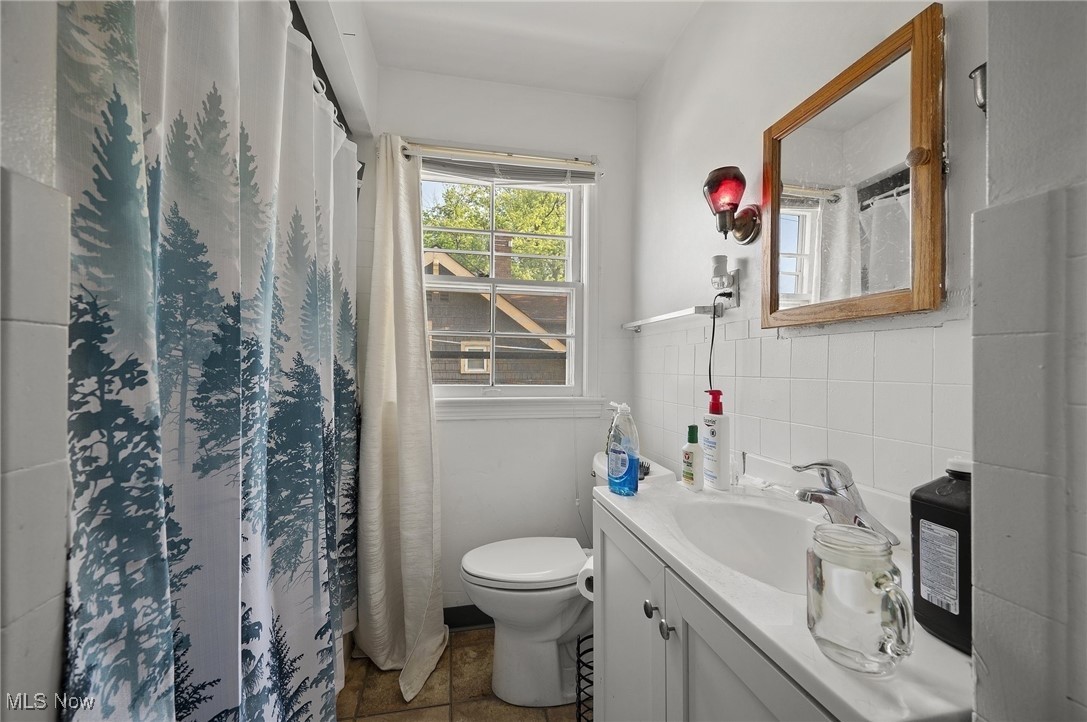 5886 State Road Cleveland, OH 44134 - Photo 13 of 26 Upstairs bathroom