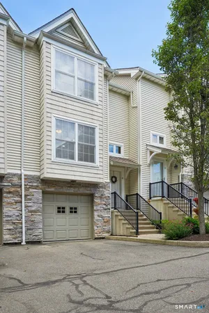 $458,000 | 32 Crows Nest Lane, Unit 28, Danbury, CT 06810