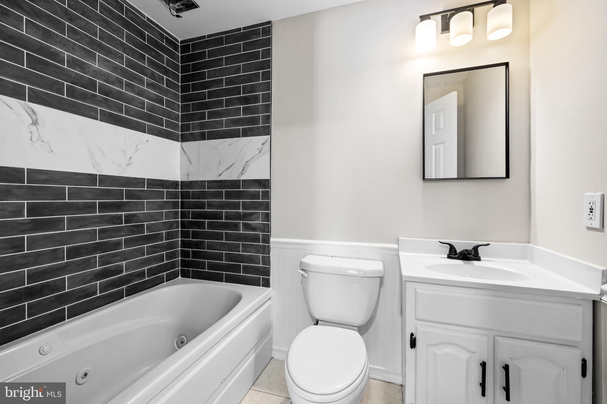 925 Pirates Court Edgewood, MD 21040 - Photo 21 of 29 a bathroom with a toilet a sink and bathtub
