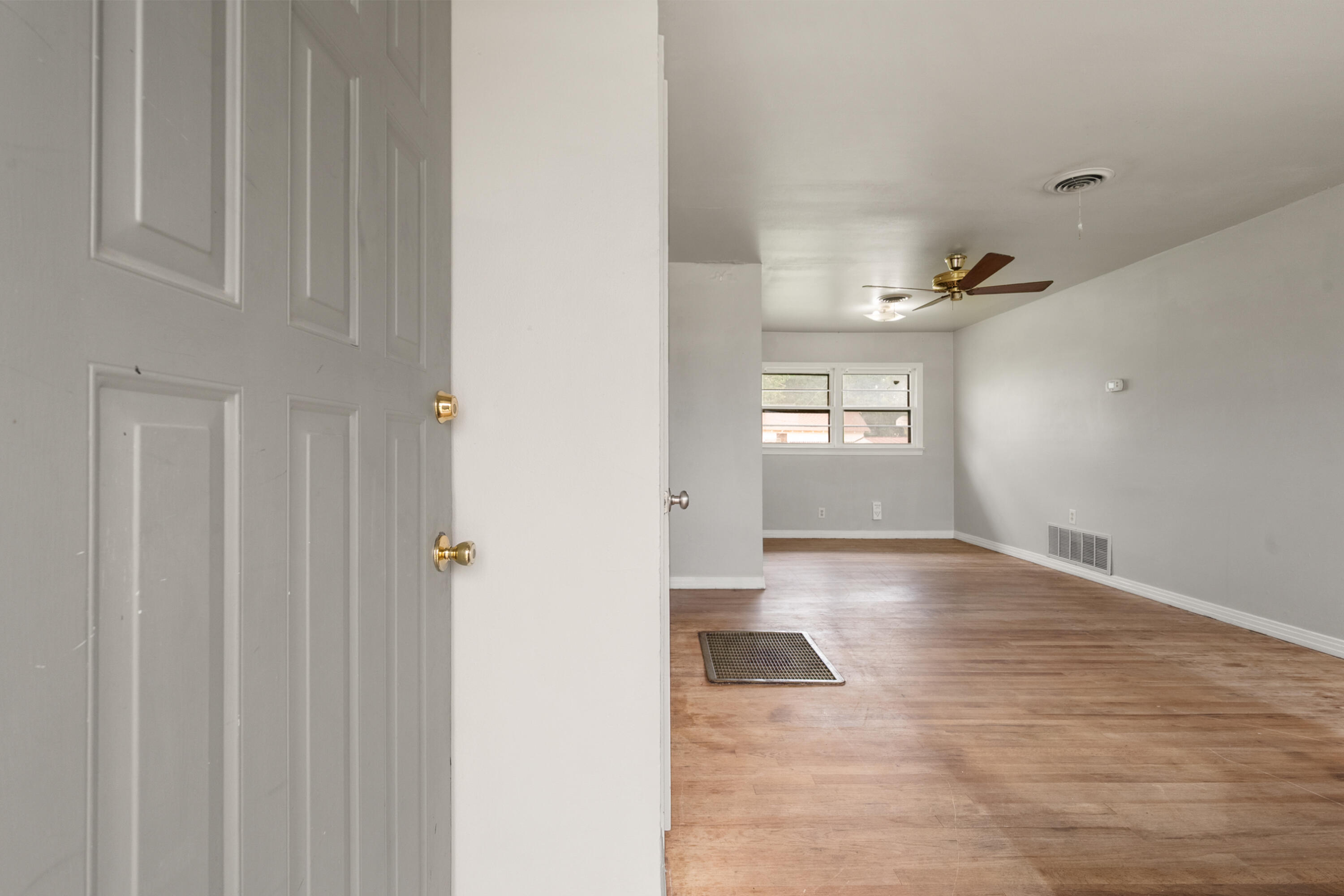 811 Zephyr Plainview, TX 79072 - Photo 5 of 25 a view of an empty room and window