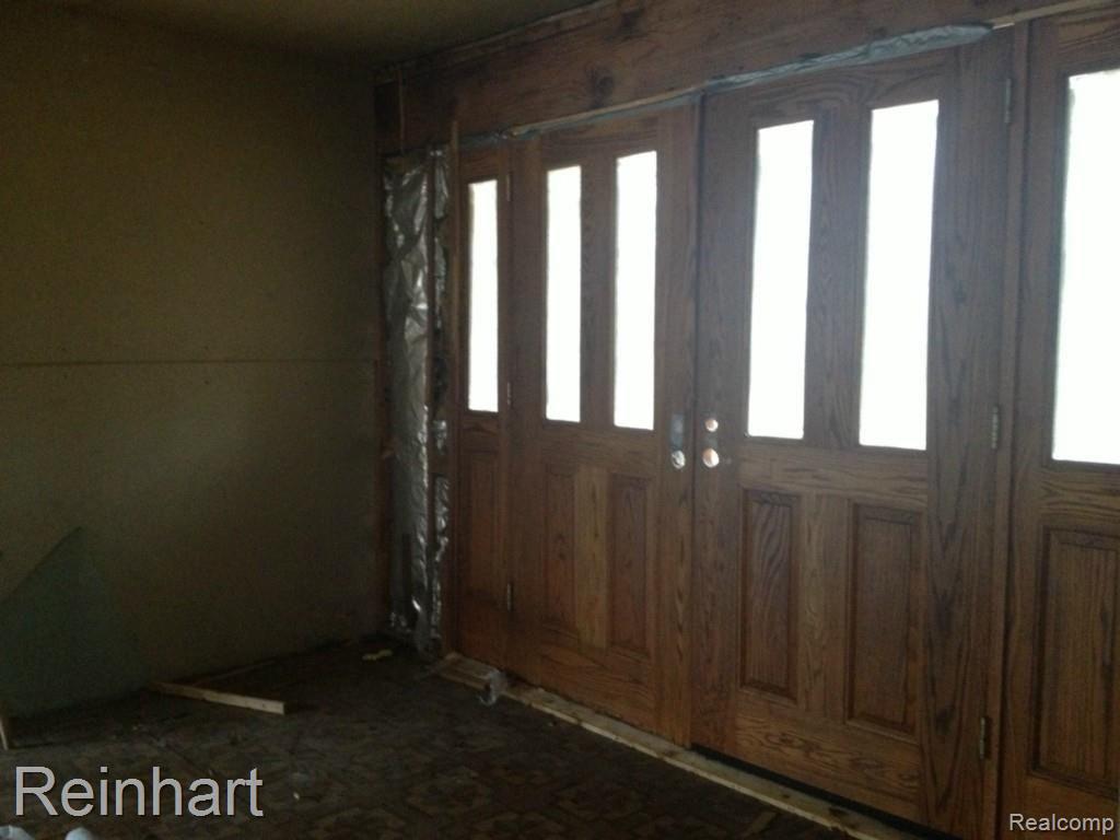 44450 Willow Road Belleville, MI 48111 - Photo 7 of 17 front door interior.jpg