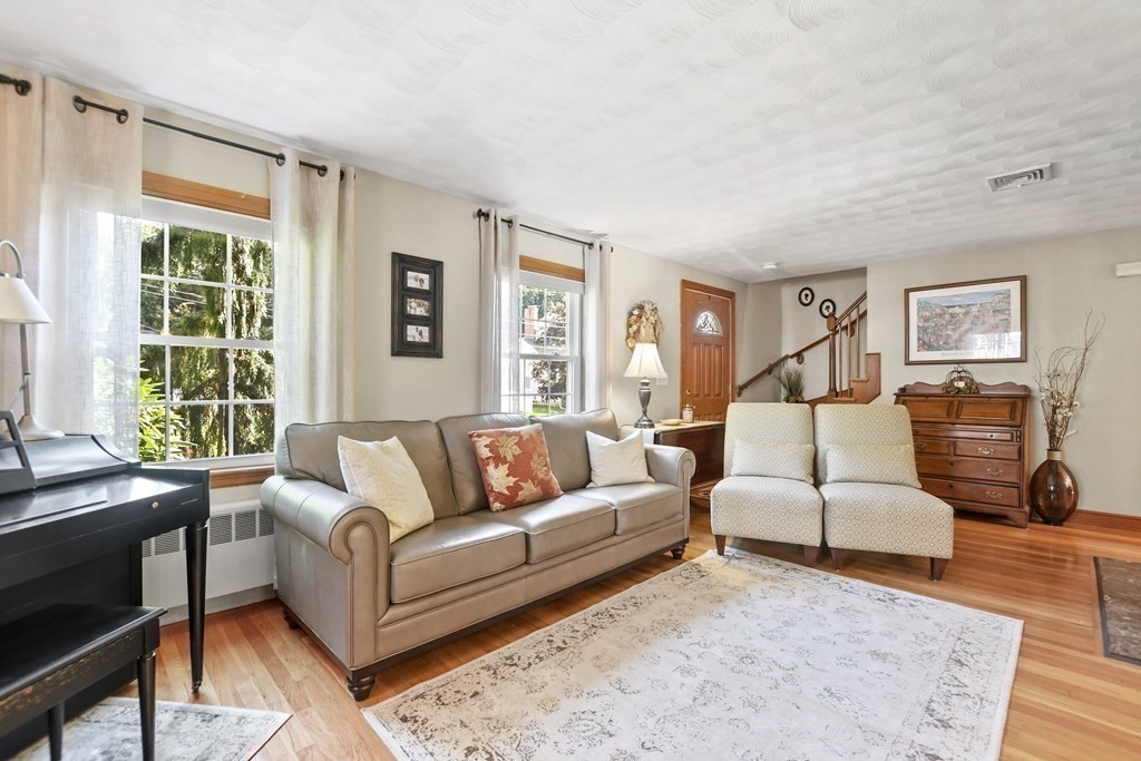 21 Hiawatha Road Woburn, MA 01801 - Photo 3 of 39 Gallery Image 3