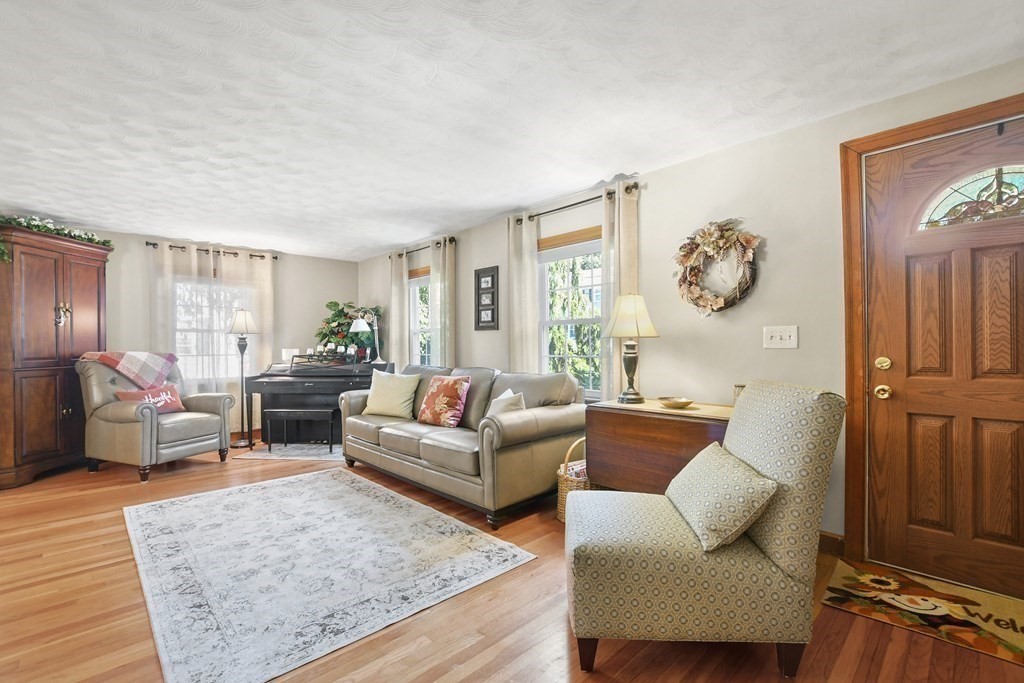 21 Hiawatha Road Woburn, MA 01801 - Photo 4 of 39 Gallery Image 4