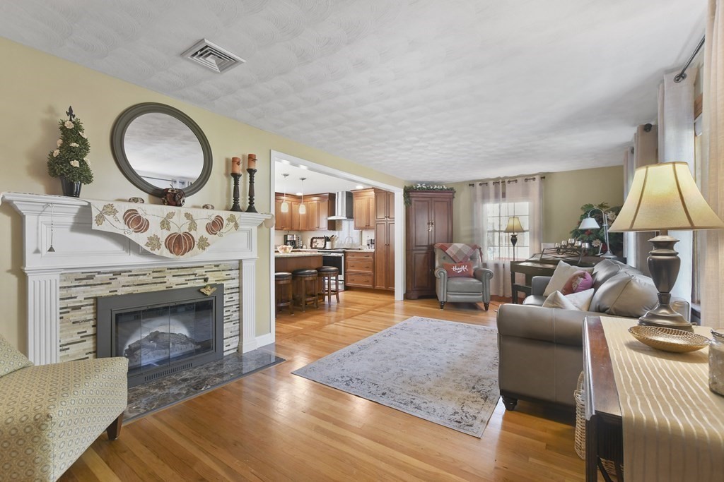 21 Hiawatha Road Woburn, MA 01801 - Photo 5 of 39 Gallery Image 5