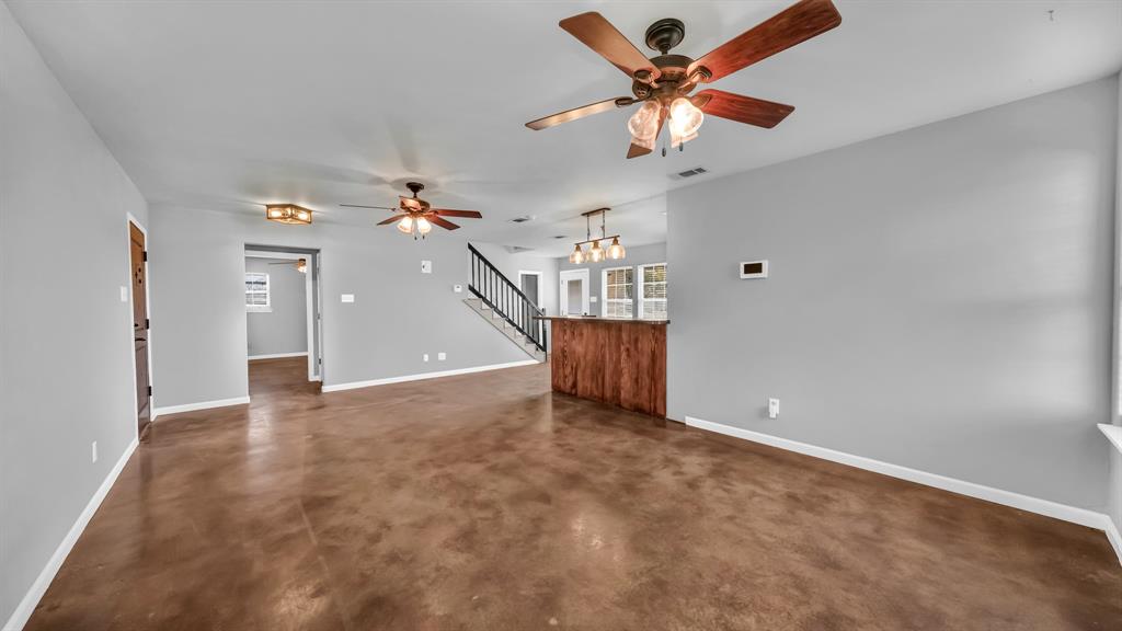 1110 Knob Road Springtown, TX 76082 - Photo 4 of 34