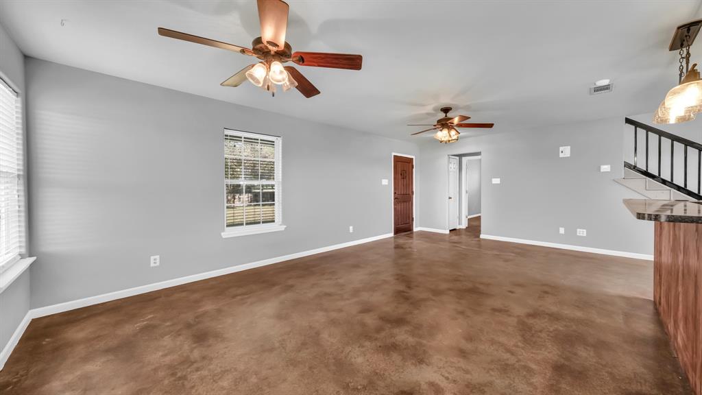 1110 Knob Road Springtown, TX 76082 - Photo 5 of 34