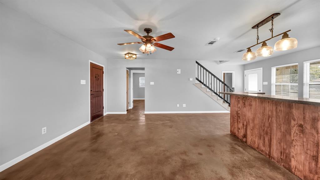 1110 Knob Road Springtown, TX 76082 - Photo 6 of 34