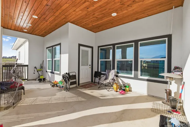 $585,000 | 136 Summer Mdw Drive, La Vernia, TX 78121