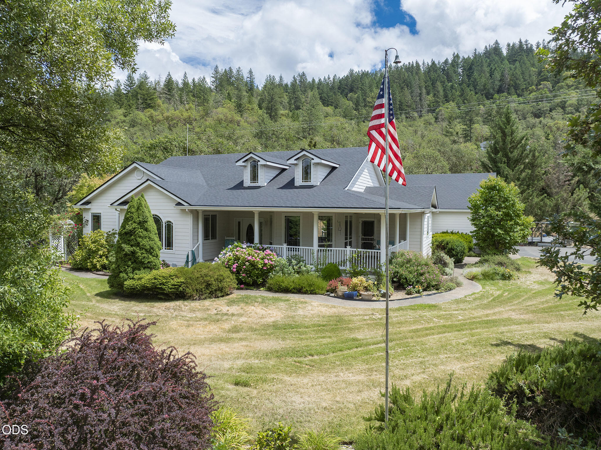 279 Ridgefield Road Grants Pass, OR 97527 - Photo 2 of 62