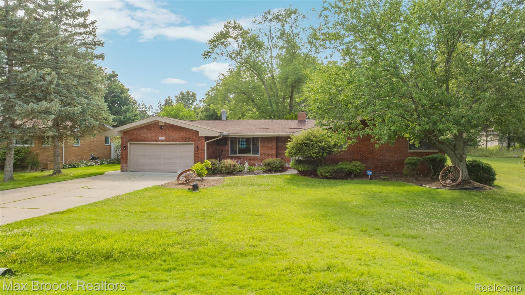 2810 Walbridge Drive Rochester, MI 48307 - Photo 1 of 58 Brick ranch-style residence featuring a prominent front lawn with mature trees and established landscaping