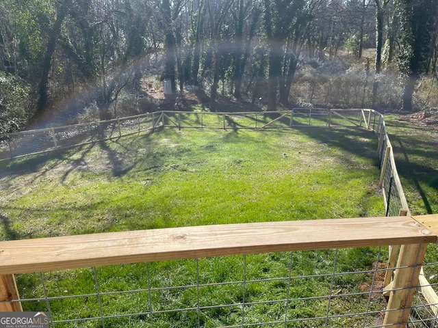 a view of a backyard