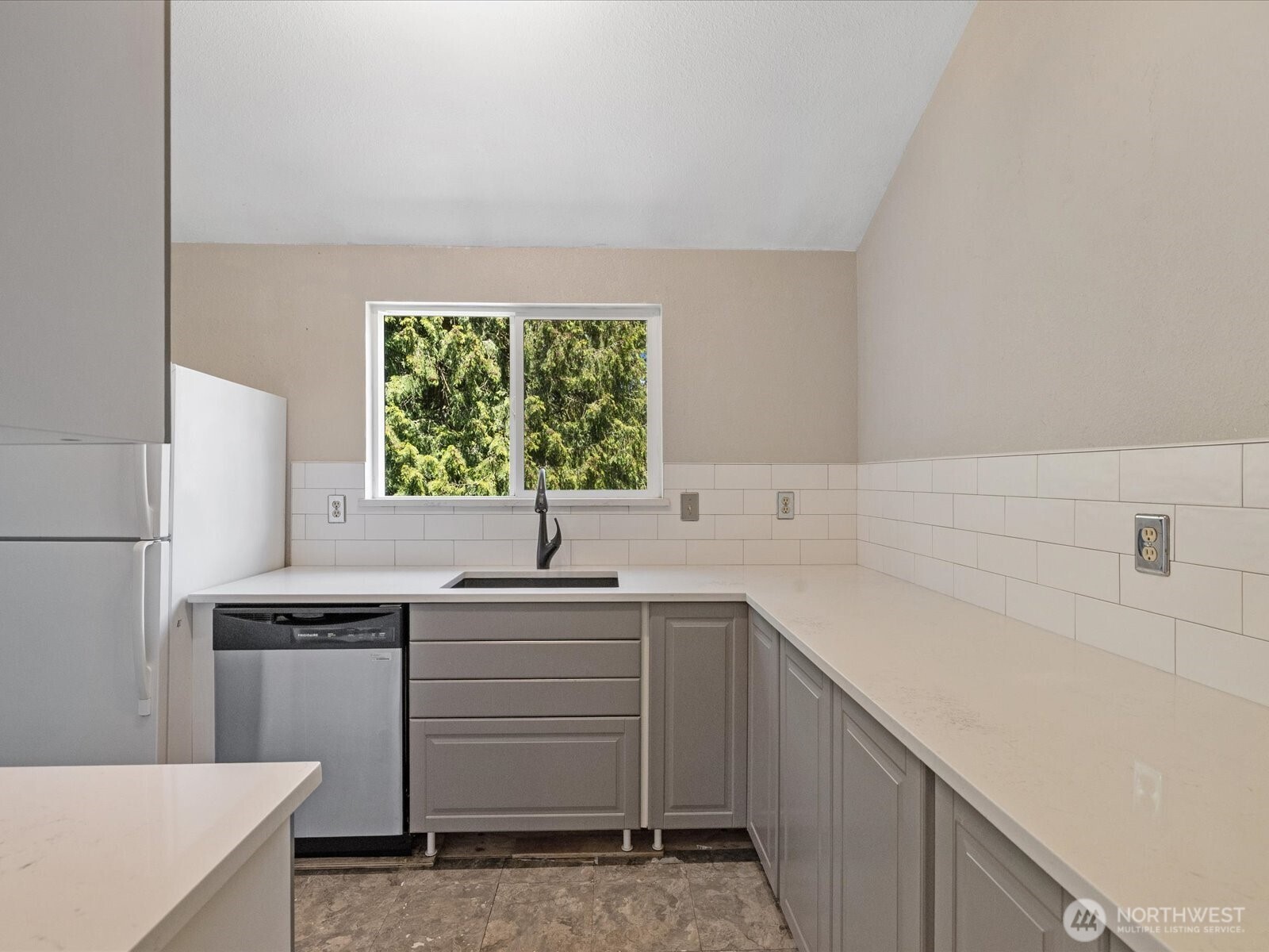 820 Cady Road, Unit D202 Everett, WA 98203 - Photo 2 of 27