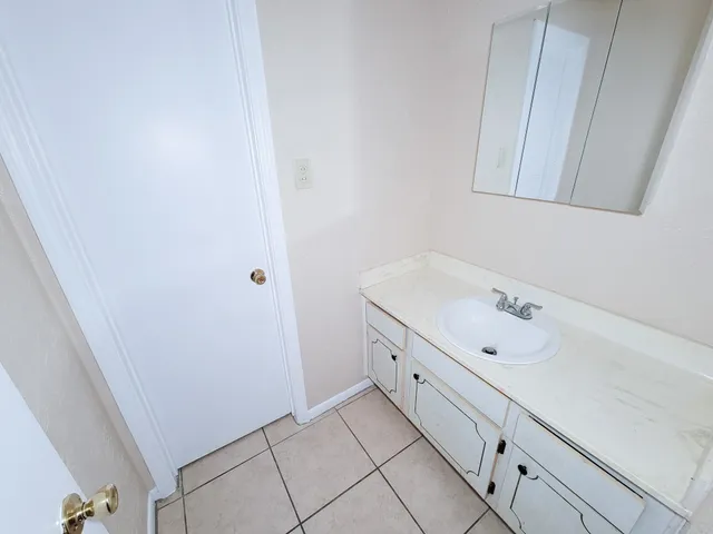 $950 | 1511 Barcelona Way Drive, Baytown, TX 77520