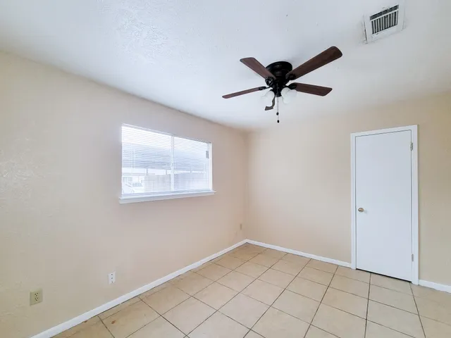 $950 | 1511 Barcelona Way Drive, Baytown, TX 77520