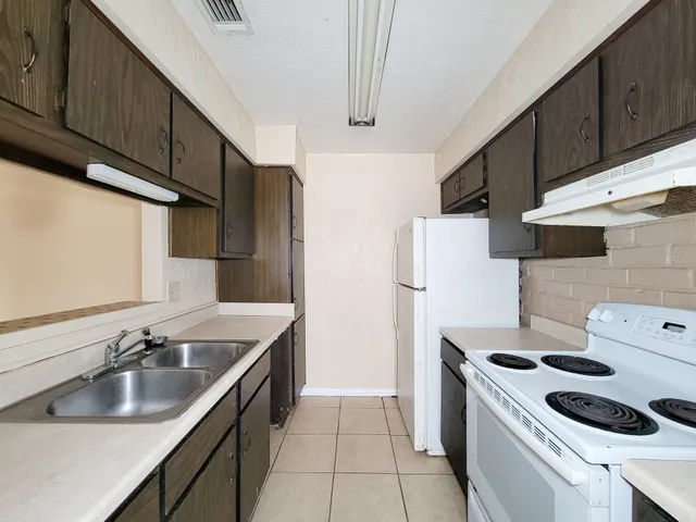 $950 | 1511 Barcelona Way Drive, Baytown, TX 77520