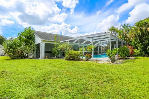 a view of a house with backyard and garden