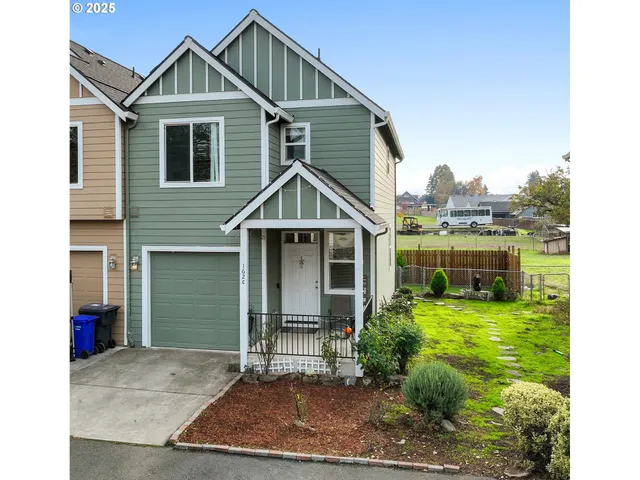 a view of a house with yard and plants