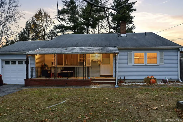 a view of a house with backyard and garden