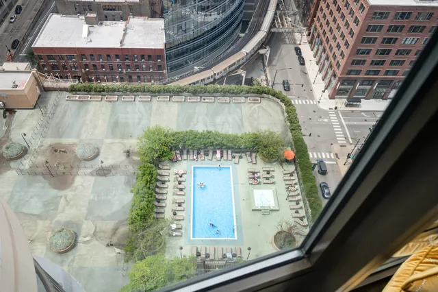 $2,595 | 400 North LaSalle Drive, Unit 2409, Chicago, IL 60654