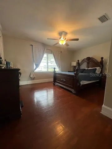 a view of livingroom with furniture