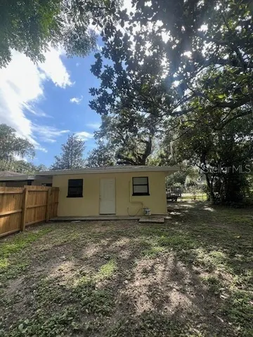 a view of a backyard